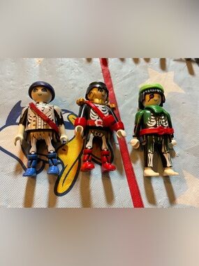 Vintage 3 in lot playmobil ghost pirates action figure